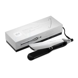 Plancha ghd Chronos max styler blanca. La imagen muestra la plancha de pelo profesional ghd Chronos Max en versión blanca, ubicada junto a su caja original. El diseño de la plancha es elegante y moderno, con cuerpo blanco y detalles en negro y plateado, incluyendo un botón central. Las placas son de formato ancho y acabado brillante, pensadas para alisar y peinar secciones grandes de cabello. H2o Akua