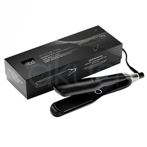 Plancha ghd Chronos max styler negra. La imagen muestra la plancha de pelo profesional ghd Chronos Max en versión negra, ubicada junto a su caja original. El diseño de la plancha es elegante y moderno, con cuerpo negro y detalles en negro y plateado, incluyendo un botón central. Las placas son de formato ancho y acabado brillante, pensadas para alisar y peinar secciones grandes de cabello. H2o Akua