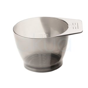 Recambio Bol mezclador tinte 04092. Bol de plástico translúcido de color gris con asa plana integrada. Es un recipiente de tamaño mediano, con marcas de medición en la parte lateral y en la base para controlar el volumen de líquidos o productos sólidos. Este tipo de bol es común en salones de peluquería y centros de estética, utilizado principalmente para mezclar tintes, decolorantes, tratamientos capilares u otros productos técnicos. Su diseño facilita el vertido y la manipulación durante los trabajos profesionales de coloración o tratamientos químicos. H2o Akua