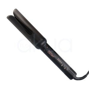 Rizador Twister Eurostil 07961. En color negro mate, con barril cerámico y cuerpo ergonómico. En el mango se pueden ver los controles de temperatura y encendido, así como indicadores LED y el nombre de la marca "Eurostil". Cuenta con cable giratorio y botones de control para ajustar la temperatura y dirección del rizo. H2o Akua