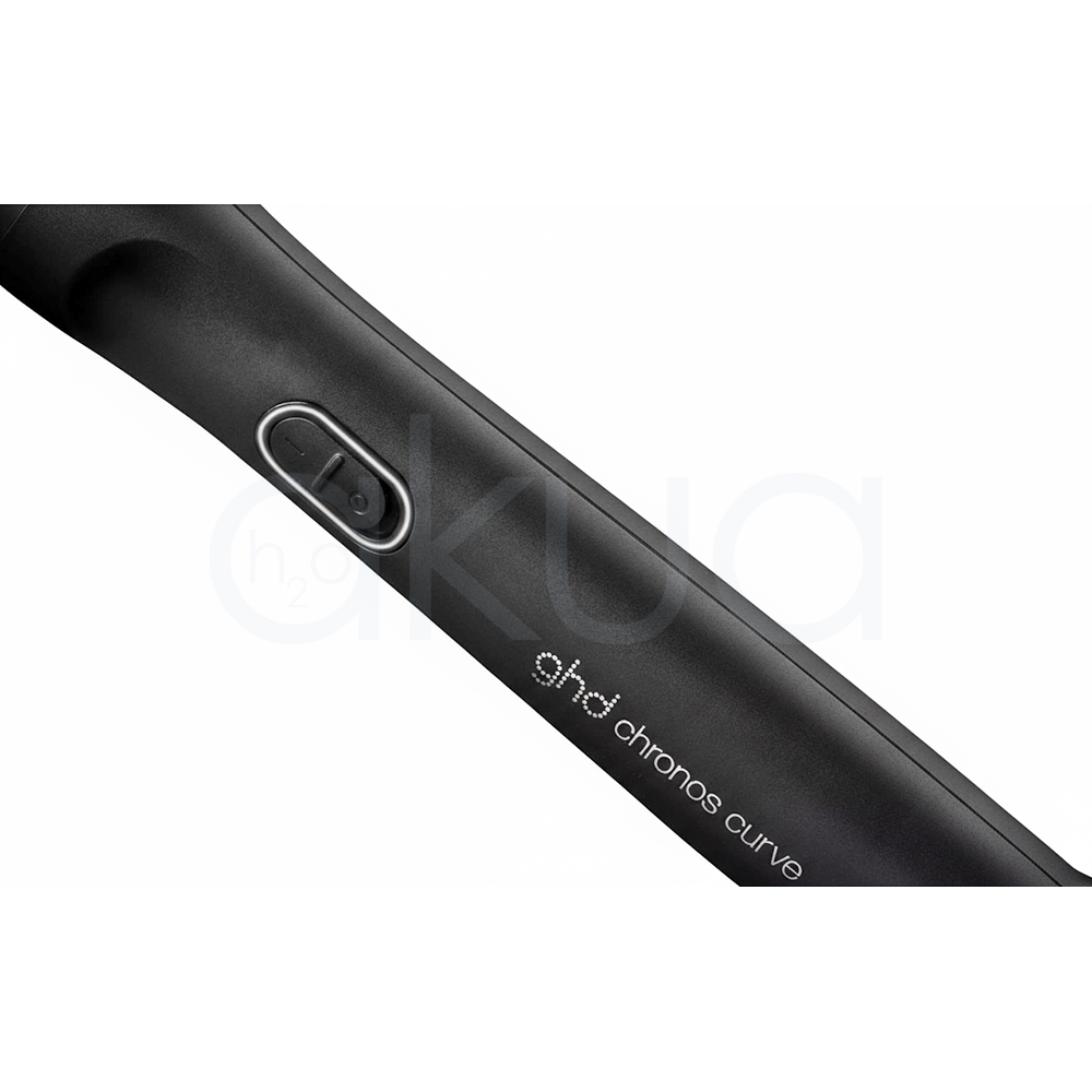 Rizador ghd Chronos Curve Conical. La imagen muestra el rizador de pelo profesional ghd Chronos Curve Conical junto a su caja de presentación. Ambos elementos están sobre un fondo completamente blanco que resalta el diseño elegante y moderno del producto. El rizador es de color negro con detalles metálicos y se distingue por su forma cónica, ideal para crear ondas y rizos definidos en el cabello. La caja negra presenta el nombre del producto y el logotipo de la marca ghd en letras blancas, mostrando una estética minimalista y premium. H2o Akua