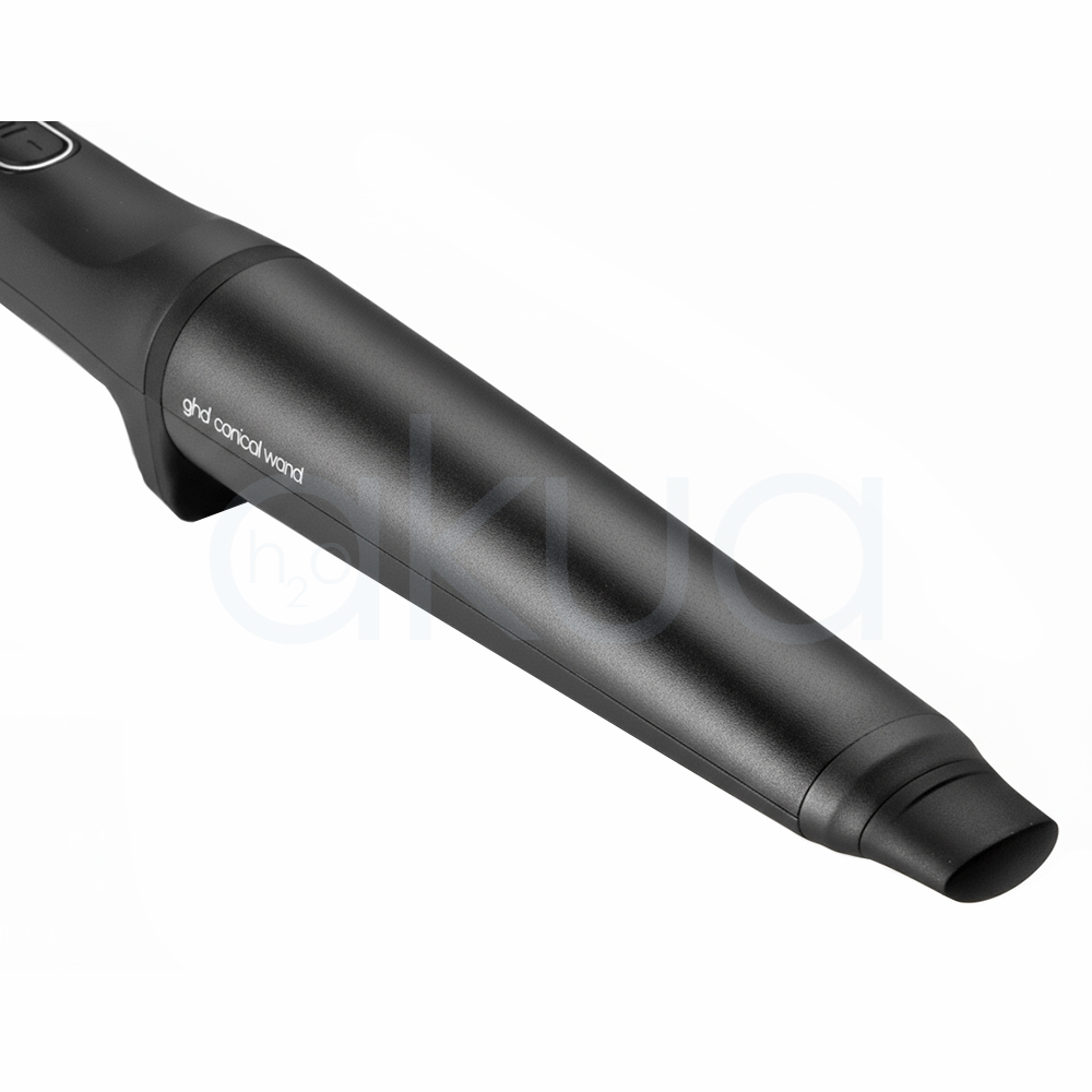 Rizador ghd Chronos Curve Conical. La imagen muestra el rizador de pelo profesional ghd Chronos Curve Conical junto a su caja de presentación. Ambos elementos están sobre un fondo completamente blanco que resalta el diseño elegante y moderno del producto. El rizador es de color negro con detalles metálicos y se distingue por su forma cónica, ideal para crear ondas y rizos definidos en el cabello. La caja negra presenta el nombre del producto y el logotipo de la marca ghd en letras blancas, mostrando una estética minimalista y premium. H2o Akua