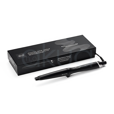 Rizador ghd Chronos Curve Conical. La imagen muestra el rizador de pelo profesional ghd Chronos Curve Conical junto a su caja de presentación. Ambos elementos están sobre un fondo completamente blanco que resalta el diseño elegante y moderno del producto. El rizador es de color negro con detalles metálicos y se distingue por su forma cónica, ideal para crear ondas y rizos definidos en el cabello. La caja negra presenta el nombre del producto y el logotipo de la marca ghd en letras blancas, mostrando una estética minimalista y premium. H2o Akua