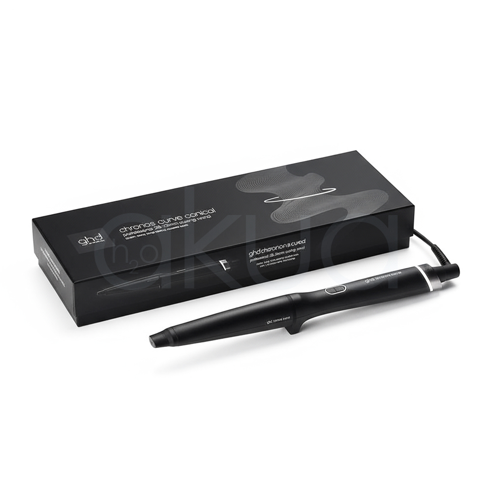 Rizador ghd Chronos Curve Conical. La imagen muestra el rizador de pelo profesional ghd Chronos Curve Conical junto a su caja de presentación. Ambos elementos están sobre un fondo completamente blanco que resalta el diseño elegante y moderno del producto. El rizador es de color negro con detalles metálicos y se distingue por su forma cónica, ideal para crear ondas y rizos definidos en el cabello. La caja negra presenta el nombre del producto y el logotipo de la marca ghd en letras blancas, mostrando una estética minimalista y premium. H2o Akua