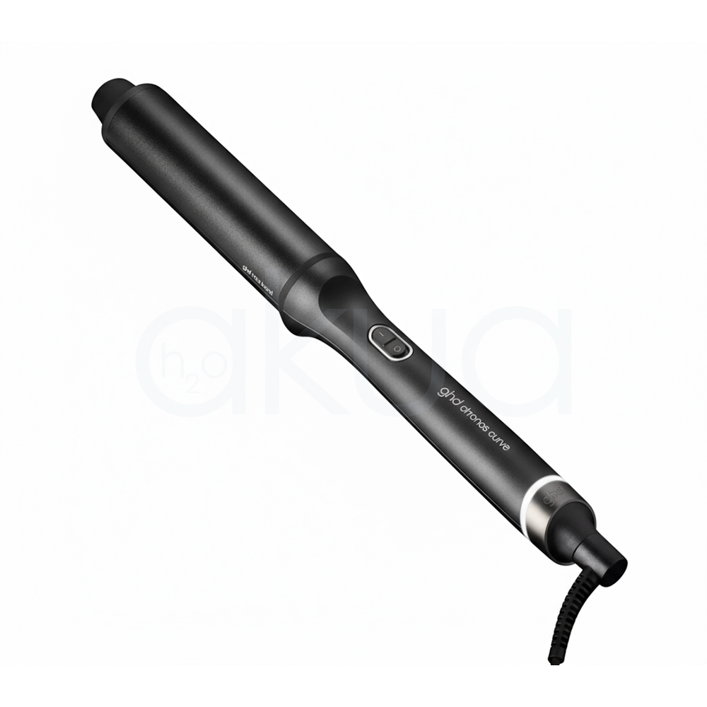 Rizador ghd Chronos Curve Max. La imagen muestra el rizador de pelo profesional ghd Chronos Curve Max junto a su caja de presentación. Ambos elementos están sobre un fondo completamente blanco que resalta el diseño elegante y moderno del producto. El rizador es de color negro con detalles metálicos y se distingue por su forma cónica, ideal para crear ondas y rizos definidos en el cabello. La caja negra presenta el nombre del producto y el logotipo de la marca ghd en letras blancas, mostrando una estética minimalista y premium. H2o Akua