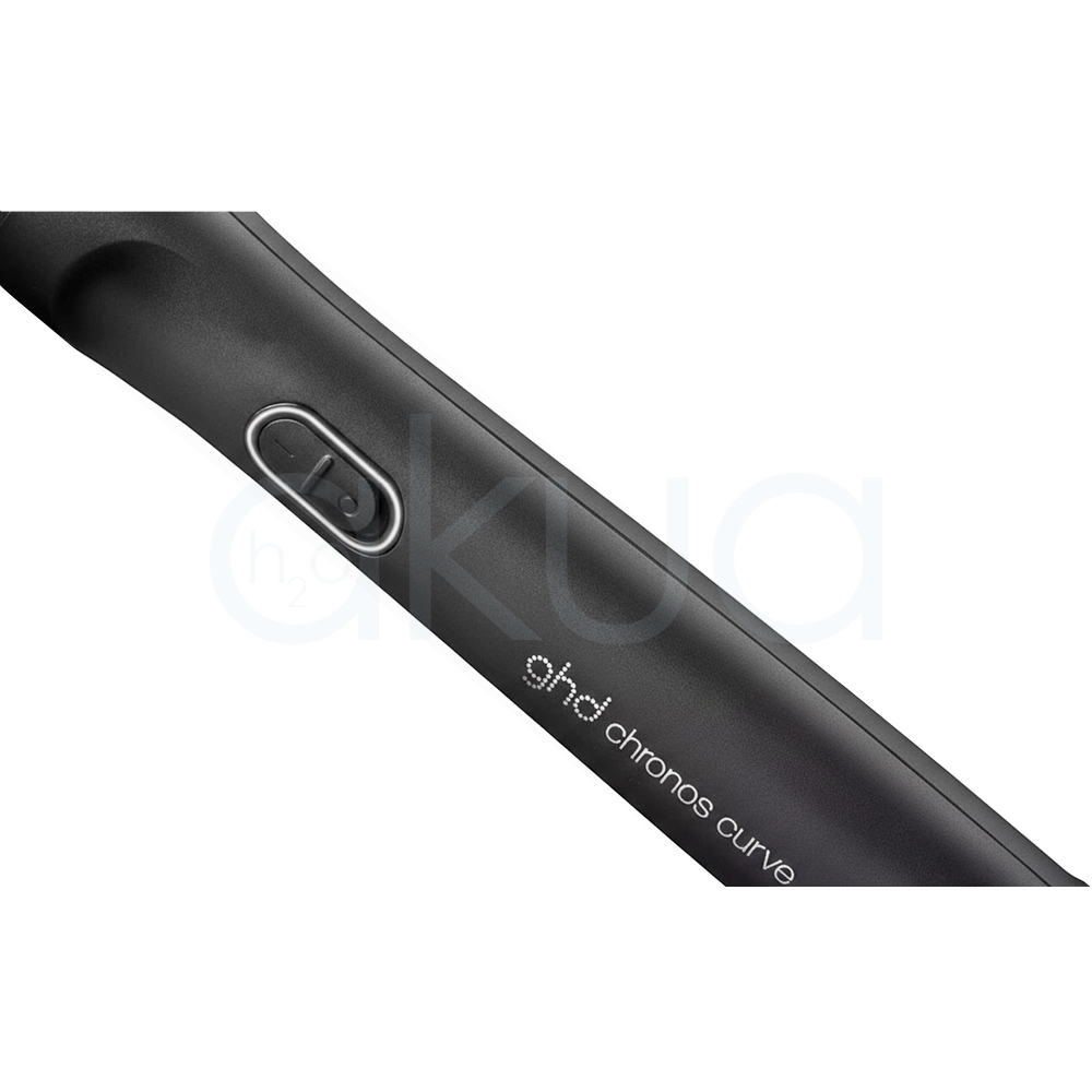 Rizador ghd Chronos Curve Max. La imagen muestra el rizador de pelo profesional ghd Chronos Curve Max junto a su caja de presentación. Ambos elementos están sobre un fondo completamente blanco que resalta el diseño elegante y moderno del producto. El rizador es de color negro con detalles metálicos y se distingue por su forma cónica, ideal para crear ondas y rizos definidos en el cabello. La caja negra presenta el nombre del producto y el logotipo de la marca ghd en letras blancas, mostrando una estética minimalista y premium. H2o Akua