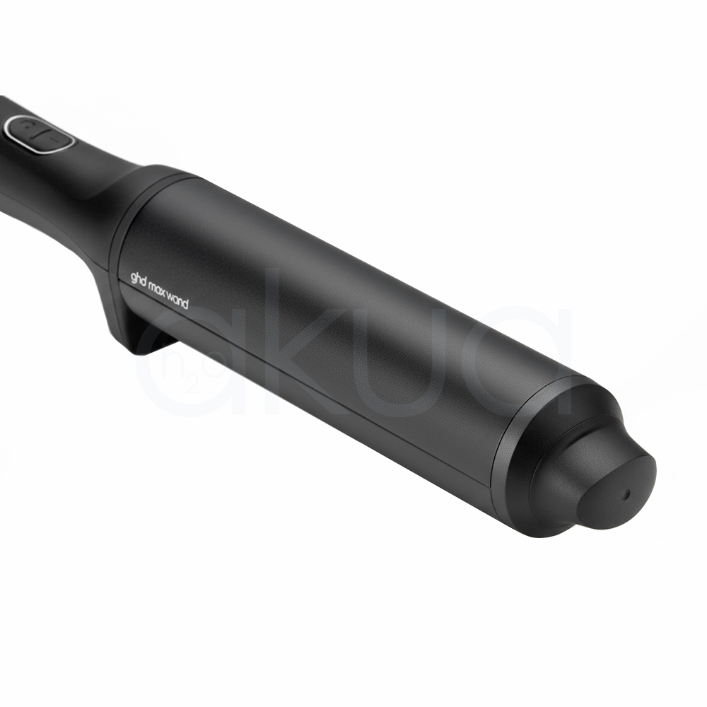 Rizador ghd Chronos Curve Max. La imagen muestra el rizador de pelo profesional ghd Chronos Curve Max junto a su caja de presentación. Ambos elementos están sobre un fondo completamente blanco que resalta el diseño elegante y moderno del producto. El rizador es de color negro con detalles metálicos y se distingue por su forma cónica, ideal para crear ondas y rizos definidos en el cabello. La caja negra presenta el nombre del producto y el logotipo de la marca ghd en letras blancas, mostrando una estética minimalista y premium. H2o Akua