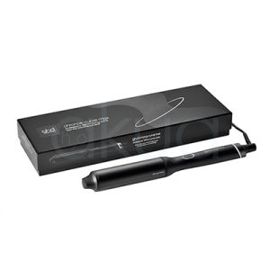 Rizador ghd Chronos Curve Max. La imagen muestra el rizador de pelo profesional ghd Chronos Curve Max junto a su caja de presentación. Ambos elementos están sobre un fondo completamente blanco que resalta el diseño elegante y moderno del producto. El rizador es de color negro con detalles metálicos y se distingue por su forma cónica, ideal para crear ondas y rizos definidos en el cabello. La caja negra presenta el nombre del producto y el logotipo de la marca ghd en letras blancas, mostrando una estética minimalista y premium. H2o Akua