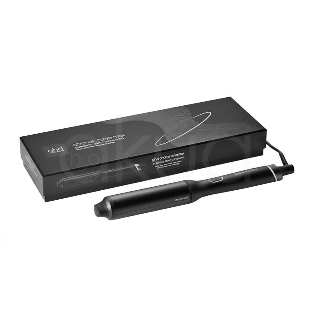 Rizador ghd Chronos Curve Max. La imagen muestra el rizador de pelo profesional ghd Chronos Curve Max junto a su caja de presentación. Ambos elementos están sobre un fondo completamente blanco que resalta el diseño elegante y moderno del producto. El rizador es de color negro con detalles metálicos y se distingue por su forma cónica, ideal para crear ondas y rizos definidos en el cabello. La caja negra presenta el nombre del producto y el logotipo de la marca ghd en letras blancas, mostrando una estética minimalista y premium. H2o Akua
