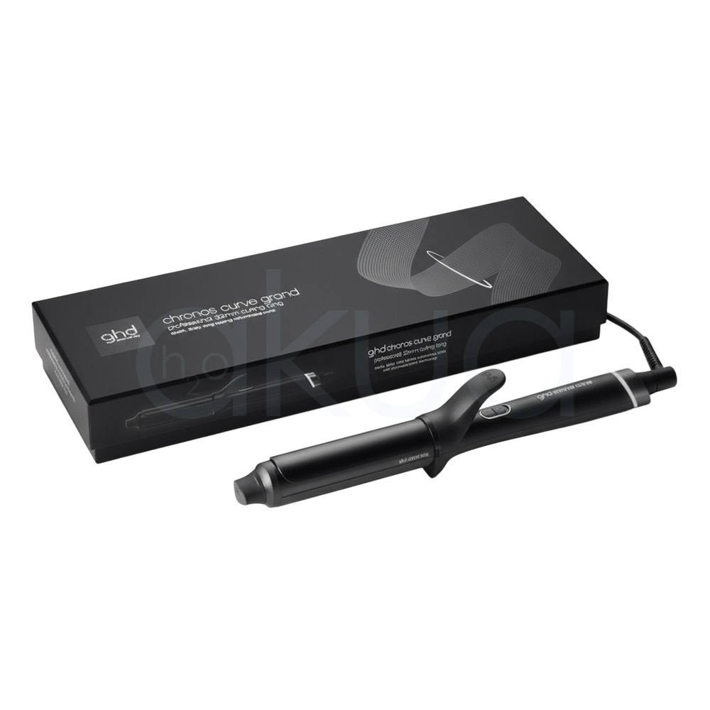 Tenacilla ghd Chonos Curve Grand. La imagen muestra la tenacilla de pelo profesional ghd Chronos Curve Grand junto a su caja de presentación. Ambos elementos están sobre un fondo completamente blanco que resalta el diseño elegante y moderno del producto. La tenacilla es de color negro con detalles metálicos y se distingue por su forma cónica, ideal para crear ondas y rizos definidos en el cabello. La caja negra presenta el nombre del producto y el logotipo de la marca ghd en letras blancas, mostrando una estética minimalista y premium. H2o Akua