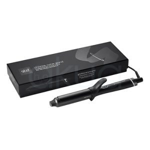 Tenacilla ghd Chonos Curve Grand. La imagen muestra la tenacilla de pelo profesional ghd Chronos Curve Grand junto a su caja de presentación. Ambos elementos están sobre un fondo completamente blanco que resalta el diseño elegante y moderno del producto. La tenacilla es de color negro con detalles metálicos y se distingue por su forma cónica, ideal para crear ondas y rizos definidos en el cabello. La caja negra presenta el nombre del producto y el logotipo de la marca ghd en letras blancas, mostrando una estética minimalista y premium. H2o Akua