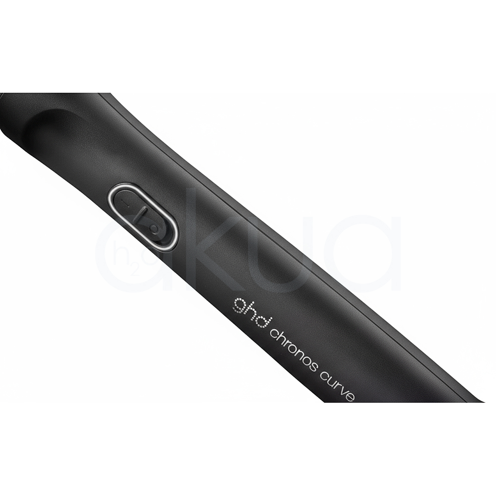 Tenacilla ghd Chronos Curve Classic. La imagen muestra la tenacilla de pelo profesional ghd Chronos Curve Classic junto a su caja de presentación. Ambos elementos están sobre un fondo completamente blanco que resalta el diseño elegante y moderno del producto. La tenacilla es de color negro con detalles metálicos y se distingue por su forma cónica, ideal para crear ondas y rizos definidos en el cabello. La caja negra presenta el nombre del producto y el logotipo de la marca ghd en letras blancas, mostrando una estética minimalista y premium. H2o Akua