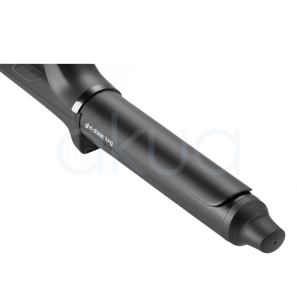 Tenacilla ghd Chronos Curve Classic. La imagen muestra la tenacilla de pelo profesional ghd Chronos Curve Classic junto a su caja de presentación. Ambos elementos están sobre un fondo completamente blanco que resalta el diseño elegante y moderno del producto. La tenacilla es de color negro con detalles metálicos y se distingue por su forma cónica, ideal para crear ondas y rizos definidos en el cabello. La caja negra presenta el nombre del producto y el logotipo de la marca ghd en letras blancas, mostrando una estética minimalista y premium. H2o Akua