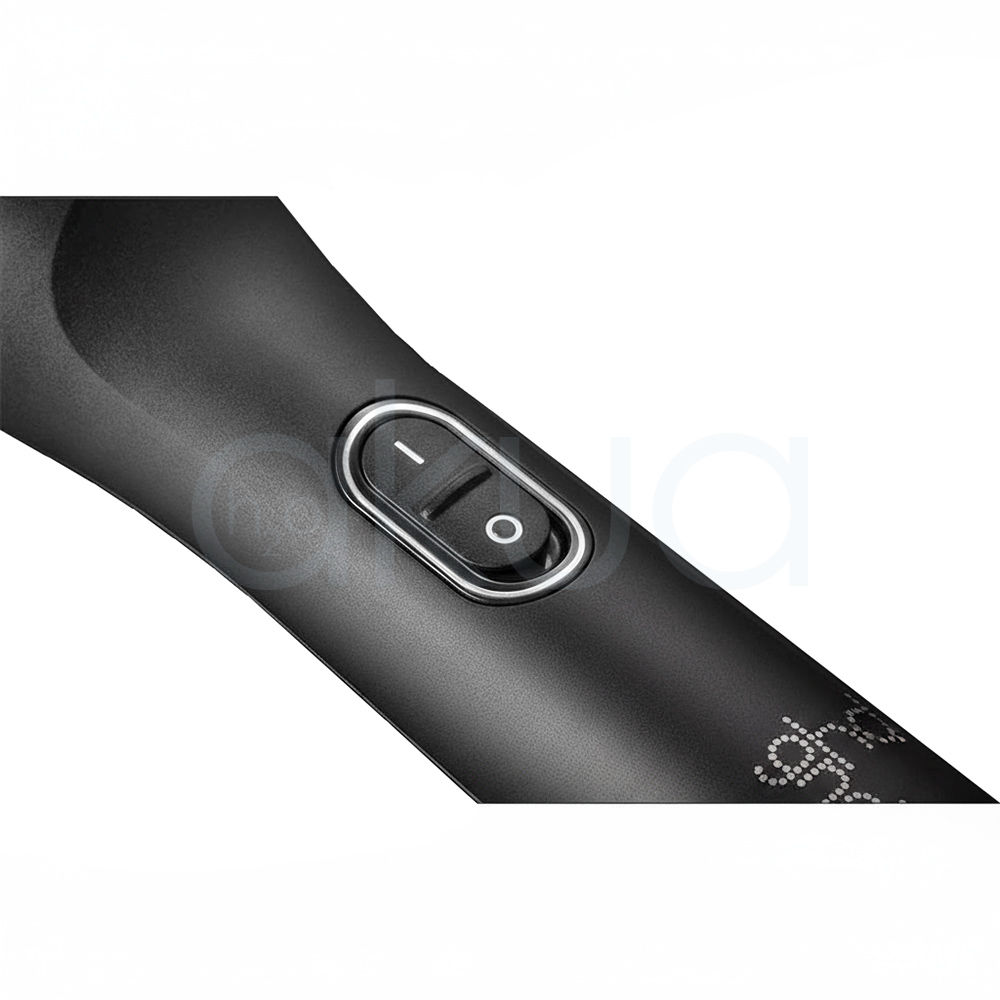 Tenacilla ghd Chonos Curve Grand. La imagen muestra la tenacilla de pelo profesional ghd Chronos Curve Grand junto a su caja de presentación. Ambos elementos están sobre un fondo completamente blanco que resalta el diseño elegante y moderno del producto. La tenacilla es de color negro con detalles metálicos y se distingue por su forma cónica, ideal para crear ondas y rizos definidos en el cabello. La caja negra presenta el nombre del producto y el logotipo de la marca ghd en letras blancas, mostrando una estética minimalista y premium. H2o Akua