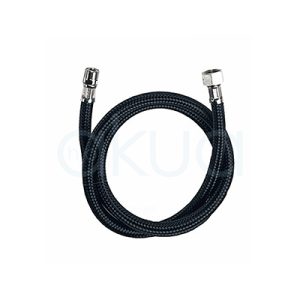 Tubo flexible nylon 120cm 07781. La imagen muestra una manguera flexible de color negro con conectores metálicos en ambos extremos, comúnmente utilizada como repuesto o accesorio para lavacabezas en salones de peluquería y estética. H2o Akua