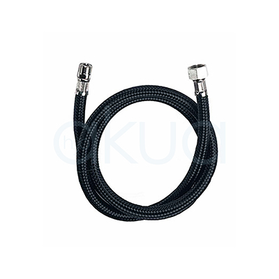 Tubo flexible nylon 120cm 07781. La imagen muestra una manguera flexible de color negro con conectores metálicos en ambos extremos, comúnmente utilizada como repuesto o accesorio para lavacabezas en salones de peluquería y estética. H2o Akua