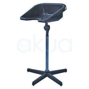 Lavacabezas portatil basculante H2oAkua. Este modelo cuenta con una cubeta amplia y ergonómica en color negro, fabricada en plástico resistente, con bordes elevados y forma anatómica para mayor comodidad durante el lavado.​