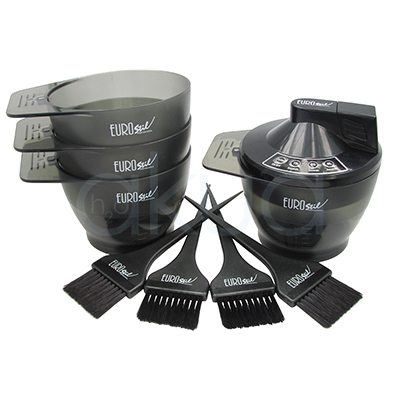 Mezclador tinte NEW Eurostil. La imagen muestra un set profesional de útiles para la aplicación de tintes o tratamientos capilares. El set incluye cuatro cuencos o recipientes de plástico en color negro semitransparente, apilados a la izquierda, y un bol más grande con tapa y dispensador a la derecha, todos de la marca Erostil. H2o Akua