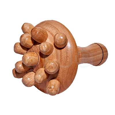Champiñon masajeador 13 puntas grande Maderoterapia. En la imagen se ve un masajeador manual de madera con forma de maza o pomo. La base es redondeada y está cubierta de múltiples salientes cilíndricos cortos, mientras que en la parte posterior tiene un mango corto para sujetarlo y presionar sobre la piel durante el masaje. H2o Akua