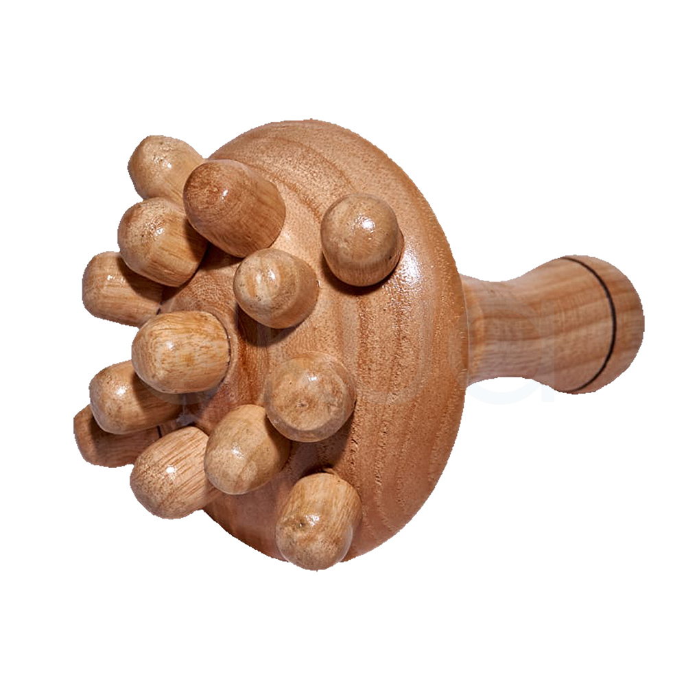 Champiñon masajeador 13 puntas grande Maderoterapia. En la imagen se ve un masajeador manual de madera con forma de maza o pomo. La base es redondeada y está cubierta de múltiples salientes cilíndricos cortos, mientras que en la parte posterior tiene un mango corto para sujetarlo y presionar sobre la piel durante el masaje. H2o Akua