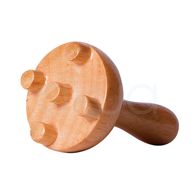 Champiñon Mini Uso Facial Maderoterapia. La imagen muestra un masajeador de madera con forma de “champiñón”: una base redonda con varios pivotes cilíndricos y un mango en forma de pomo para sujetarlo cómodamente. H2o Akua