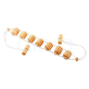 Cinturon masaje Maderoterapia. En la imagen se ve un masajeador corporal de madera compuesto por varias piezas cilíndricas estriadas enroscadas en dos cuerdas paralelas. En los extremos hay pequeños mangos también de madera que permiten sujetar las cuerdas y deslizar el conjunto por la espalda u otras zonas del cuerpo para realizar masaje. H2o Akua.