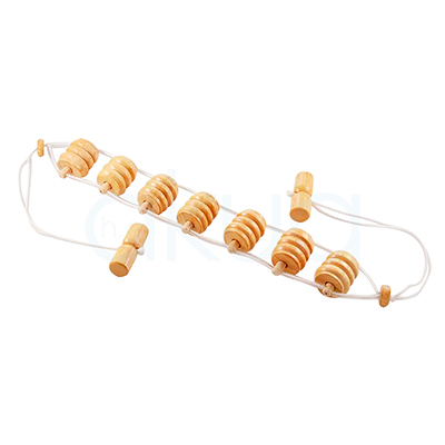 Cinturon masaje Maderoterapia. En la imagen se ve un masajeador corporal de madera compuesto por varias piezas cilíndricas estriadas enroscadas en dos cuerdas paralelas. En los extremos hay pequeños mangos también de madera que permiten sujetar las cuerdas y deslizar el conjunto por la espalda u otras zonas del cuerpo para realizar masaje. H2o Akua.