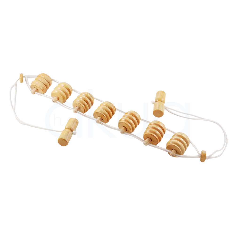 Cinturon masaje Maderoterapia. En la imagen se ve un masajeador corporal de madera compuesto por varias piezas cilíndricas estriadas enroscadas en dos cuerdas paralelas. En los extremos hay pequeños mangos también de madera que permiten sujetar las cuerdas y deslizar el conjunto por la espalda u otras zonas del cuerpo para realizar masaje. H2o Akua.