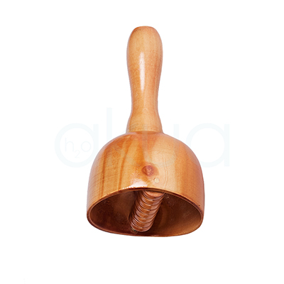 Copa Sueca Rodillo Maderoterapia. En la imagen se ve una herramienta de maderoterapia de madera clara con forma de campana y mango alargado. La copa es hueca y, en su interior, se aprecia un rodillo estriado central que queda oculto cuando se apoya sobre la piel. H2o Akua