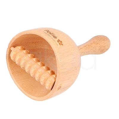 Copa sueca con rodillo Pollie 07898. La pieza tiene forma de campana profunda que aloja un rodillo cilíndrico con relieves, sujeto por un eje lateral, y un mango corto y ergonómico para facilitar la sujeción durante los masajes de maderoterapia. H2o Akua