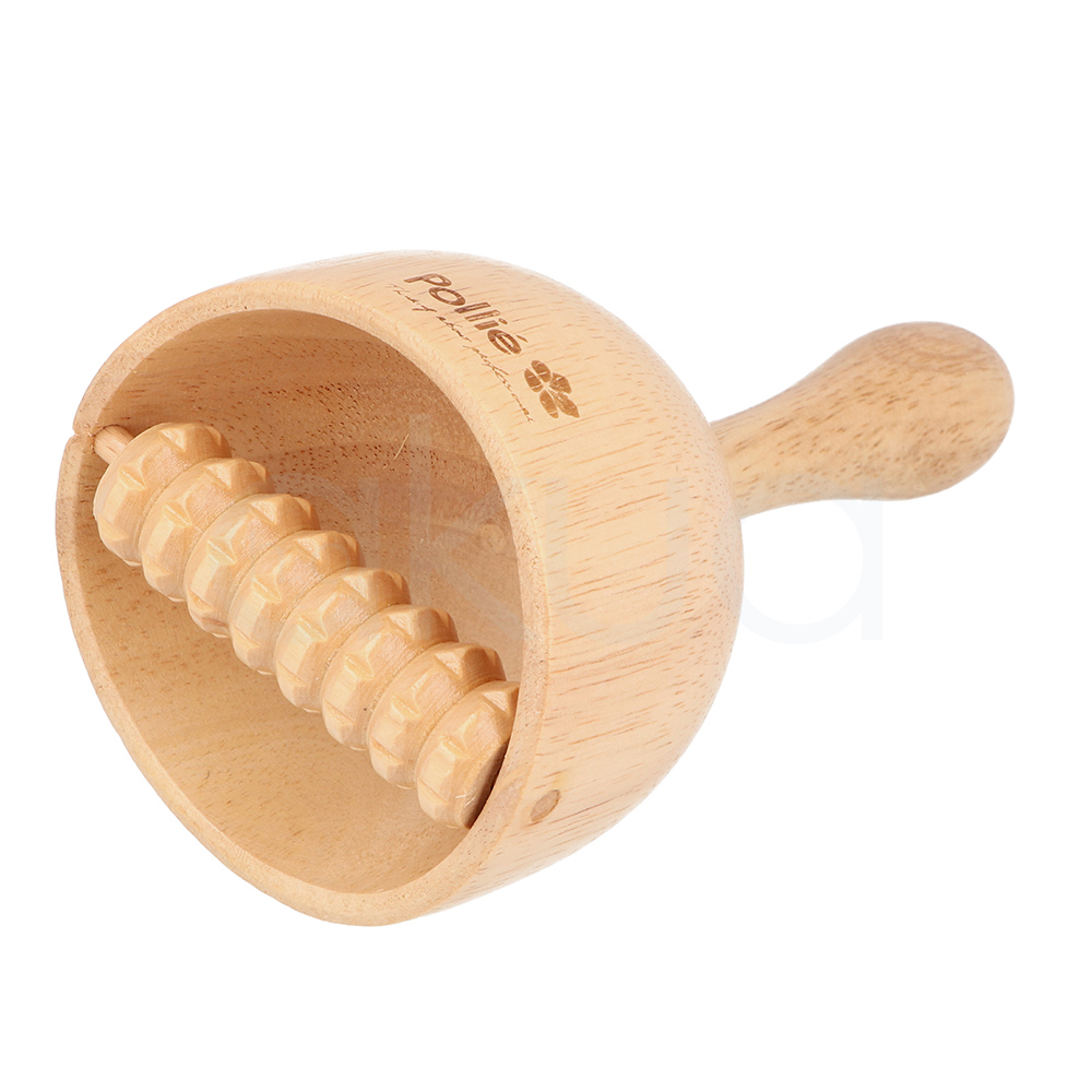 Copa sueca con rodillo Pollie 07898. La pieza tiene forma de campana profunda que aloja un rodillo cilíndrico con relieves, sujeto por un eje lateral, y un mango corto y ergonómico para facilitar la sujeción durante los masajes de maderoterapia. H2o Akua