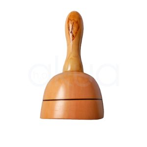 Copa sueca mediana Maderoterapia. La imagen muestra una copa sueca de maderoterapia de madera clara: una base en forma de campana lisa y un mango alargado ergonómico para sujetarla y deslizarla sobre la piel. H2o Akua