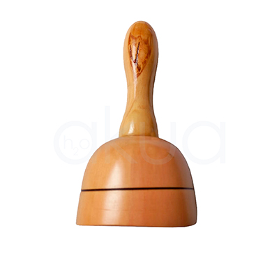 Copa sueca mediana Maderoterapia. La imagen muestra una copa sueca de maderoterapia de madera clara: una base en forma de campana lisa y un mango alargado ergonómico para sujetarla y deslizarla sobre la piel. H2o Akua