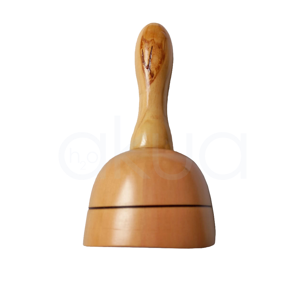 Copa sueca mediana Maderoterapia. La imagen muestra una copa sueca de maderoterapia de madera clara: una base en forma de campana lisa y un mango alargado ergonómico para sujetarla y deslizarla sobre la piel. H2o Akua