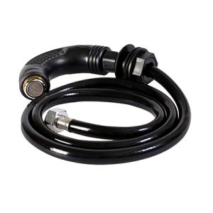 Ducha con soporte lavacabezas eurostil 03004. La imagen muestra una ducha profesional negra para lavacabezas con mango ergonómico curvado y un flexo de goma también negro, todo en una sola pieza montada, lista para instalar en la cerámica del lavacabezas. El conjunto incluye el racor metálico de conexión al monomando y el pasamuros/soporte que fija la manguera a la pila. H2o Akua