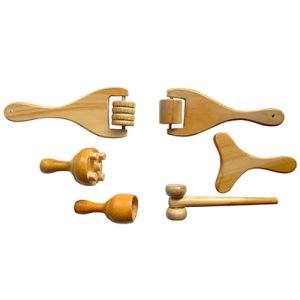 Kit mini facial 6 pieza Maderoterapia. En la imagen se ve un kit de maderoterapia corporal de seis piezas de madera clara: dos rodillos tipo “tenedor” (uno estriado y otro liso), una tabla moldeadora en forma de Y, un champiñón masajeador, una copa sueca y un rodillo de doble bola con mango largo. H2o Akua