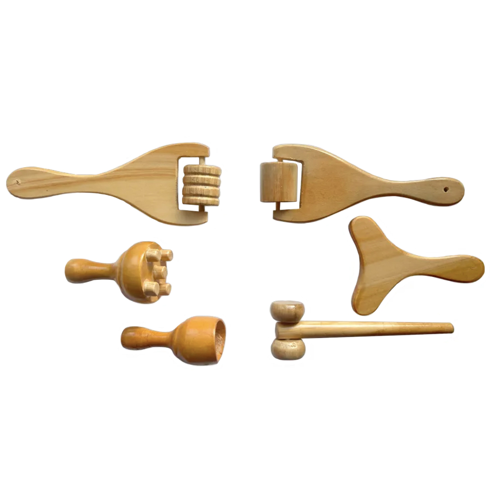 Kit mini facial 6 pieza Maderoterapia. En la imagen se ve un kit de maderoterapia corporal de seis piezas de madera clara: dos rodillos tipo “tenedor” (uno estriado y otro liso), una tabla moldeadora en forma de Y, un champiñón masajeador, una copa sueca y un rodillo de doble bola con mango largo. H2o Akua