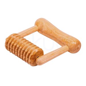 Mancuerna Maderoterapia. Es una herramienta de madera con forma de “U” o armazón rectangular: tiene un mango grueso y curvado en la parte superior y dos barras laterales que sujetan un rodillo cilíndrico estriado formado por varios discos. El rodillo presenta relieve en forma de ondas o dientes, lo que indica que está pensada como herramienta de masaje o maderoterapia para trabajar en profundidad la musculatura y la celulitis en zonas localizadas del cuerpo. H2o Akua