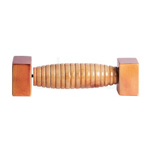 Masajeador pies Maderoterapia. Es una pieza de madera para masaje con forma de cilindro central formado por múltiples discos lisos alineados, que crean una superficie estriada. En cada extremo del cilindro hay un bloque de madera cuadrado que actúa como soporte o empuñadura, dándole aspecto de pequeño rodillo de maderoterapia compacto. H2o Akua