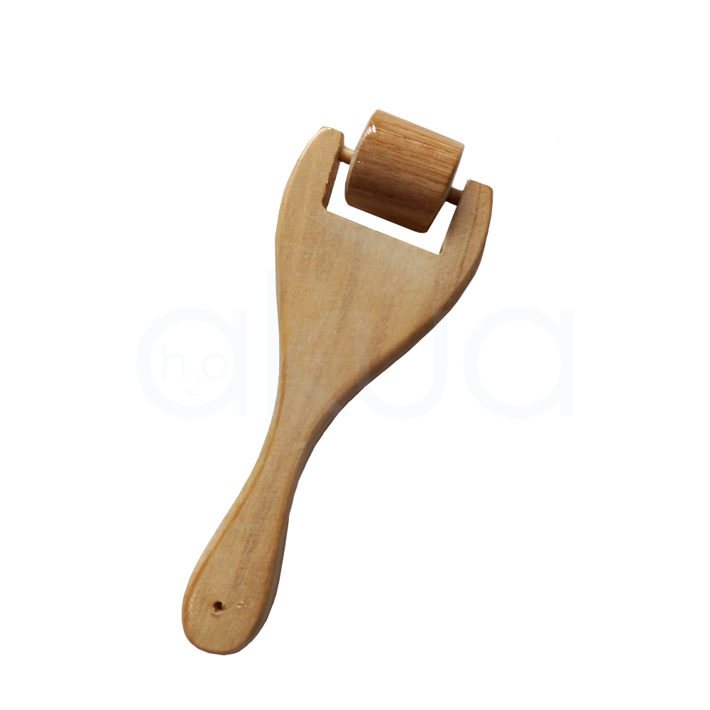 Mini rodillo liso facial Maderoterapia. Es un pequeño rodillo de madera con mango alargado y acabado liso que termina en una estructura en forma de “horquilla” o “U”. Entre los dos brazos de esa horquilla va montado un cilindro de madera liso que gira sobre un eje, formando un mini rodillo ideal para masajes localizados en zonas pequeñas, como rostro, cuello o manos. H2o Akua.