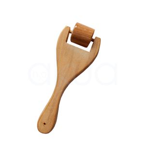 Mini rodillo liso facial Maderoterapia. Es un pequeño rodillo de madera con mango alargado y acabado liso que termina en una estructura en forma de “horquilla” o “U”. Entre los dos brazos de esa horquilla va montado un cilindro de madera liso que gira sobre un eje, formando un mini rodillo ideal para masajes localizados en zonas pequeñas, como rostro, cuello o manos. H2o Akua.