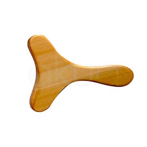 Mini tabla facial Maderoterapia. La imagen muestra una pequeña pieza de madera pulida con forma de “Y” ancha o boomerang, de bordes redondeados y superficie lisa, típica de los utensilios de maderoterapia facia. H2o Akua.