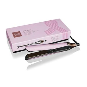 Plancha ghd Crhonos pink collection. Es un set de plancha de pelo ghd en edición limitada de color rosa. La imagen muestra una caja rígida texturizada tipo estuche con asa en la parte superior, colocada sobre otra caja del mismo tono donde se lee “ghd gold professional advanced styler”, y delante aparece la plancha alisadora del mismo color, con placas negras y el logotipo de ghd en el lateral. H2o Akua