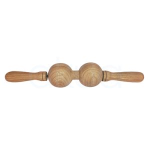 Rodillo 2 Bolas Maderorerapia. Es un rodillo de maderoterapia formado por dos mangos cilíndricos de madera en los extremos y, en el centro, dos esferas grandes y lisas también de madera, alineadas sobre un eje. Las bolas tienen acabado pulido y voluminoso, de modo que al deslizar el rodillo sobre la piel permiten un masaje profundo y simétrico en zonas como piernas, glúteos, espalda o cintura. H2o Akua