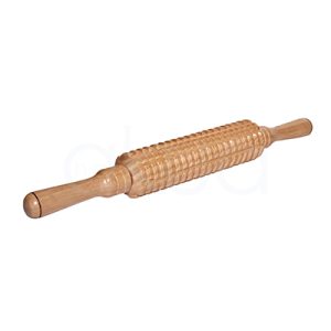 Rodillo dentado (mazorca) Maderoterapia. Es un rodillo de maderoterapia fabricado en madera clara, con un mango cilíndrico en cada extremo y una parte central gruesa en forma de cilindro largo completamente cubierto de relieves dentados. Estos “dientes” están dispuestos en hileras diagonales, creando una textura similar a una mazorca estriada, pensada para realizar masajes profundos y anticelulíticos sobre zonas amplias del cuerpo como muslos, glúteos, caderas y espalda. H2o Akua