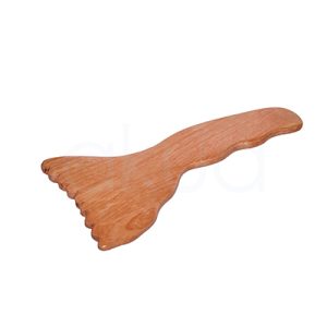 Tabla dentada Maderoterapia. La imagen muestra una tabla dentada de maderoterapia fabricada en madera lisa de color claro. En un extremo tiene varios “dientes” redondeados que forman una superficie ancha de trabajo para realizar maniobras de raspado y drenaje, mientras que el otro extremo es alargado y curvado para facilitar el agarre y el control de la presión durante el masaje. H2o Akua