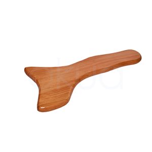 Tabla moldeadora clasica Maderoterapia. La imagen muestra una tabla moldeadora clásica demaderoterapia, elaborada en madera lisa de tono claro, con un mango alargado y una parte ancha en forma de “cola” que se adapta a las curvas del cuerpo. H2o Akua
