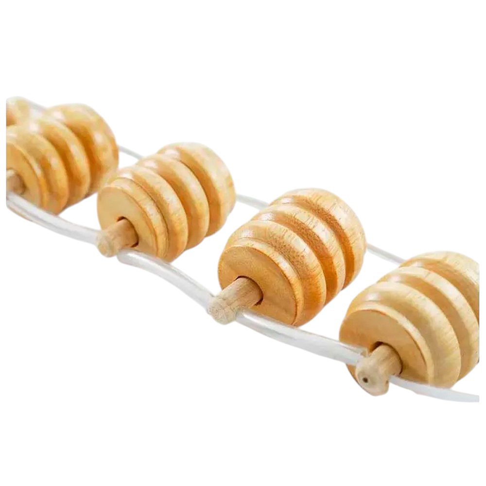 Cinturon masaje Maderoterapia. En la imagen se ve un masajeador corporal de madera compuesto por varias piezas cilíndricas estriadas enroscadas en dos cuerdas paralelas. En los extremos hay pequeños mangos también de madera que permiten sujetar las cuerdas y deslizar el conjunto por la espalda u otras zonas del cuerpo para realizar masaje. H2o Akua.