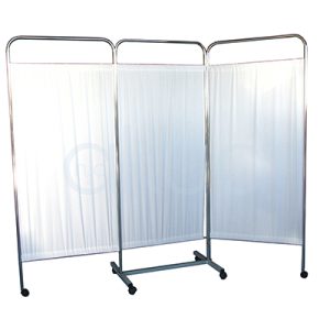 Biombo 3 cuerpos blanco H2oAkua. La imagen muestra un biombo o mampara plegable de tres paneles metálicos cromados con ruedas en la base para movilidad fácil. Los paneles están cubiertos por cortinas blancas translúcidas de tela plástica resistente y lavable, típica de entornos sanitarios o estéticos para crear privacidad durante tratamiento.