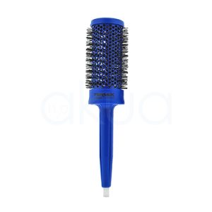 Cepillo termico Termix azul.En la imagen se ve un cepillo térmico redondo de la marca Termix, de color azul uniforme en todo el cuerpo. El barril es cilíndrico, perforado y cerámico, con numerosos orificios y cerdas negras de nailon distribuidas de forma homogénea alrededor. El mango es alargado, ergonómico y del mismo color, con la palabra Ceramic grabada en vertical cerca de la base y el logo “TERMIX” en la zona donde se une con el barril. H2o Akua. 